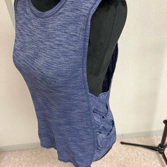 Lululemon tanks top - Picture 3 of 11